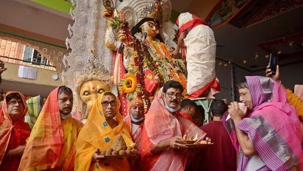 Jagadhatri Puja: মহিলার বেশে জগদ্ধাত্রী পুজোর আচার-নিয়ম পালন পুরুষদের, বঙ্গের কোথায় হয় এই অদ্ভুত পুজো?