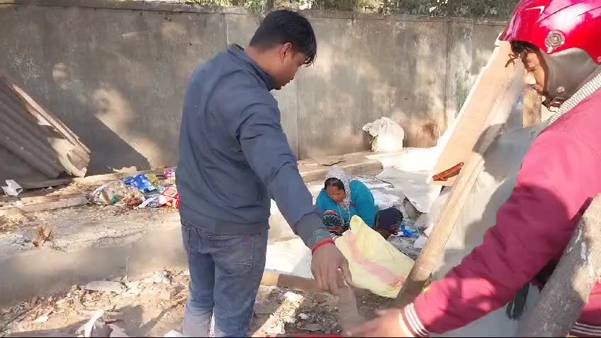 শিলিগুড়ির চম্পাসাড়ি মোড় এলাকায় একশোর উপরে অবৈধ দোকান ভাঙল পুরনিগম